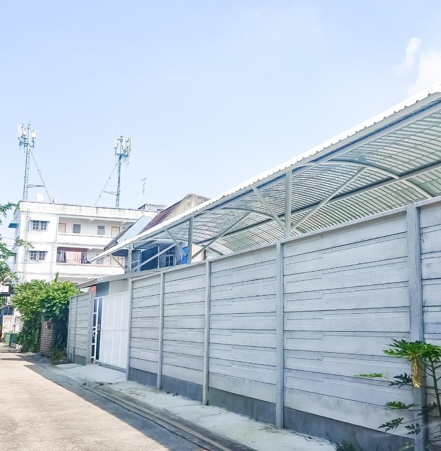 The Zai Apartment Ban Krathum Lom Esterno foto
